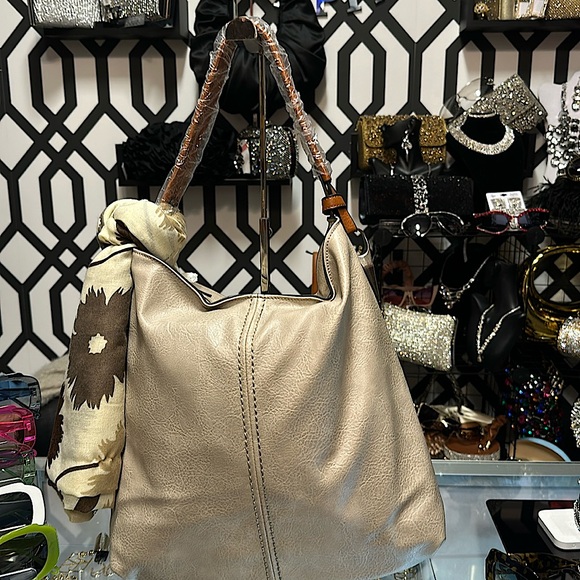 A vegan handbag, style type shoulder hobo cross-body with an extra strap - Picture 1 of 15